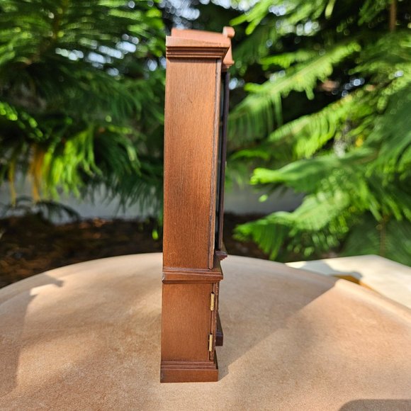 Chippendale Goebel Breakfront Cabinet 1:12 Scale - Picture 7 of 13